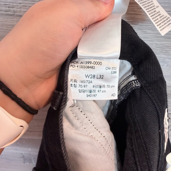 NWT Levi’s High Loose Flare Jeans in Black - Picture 15 of 16